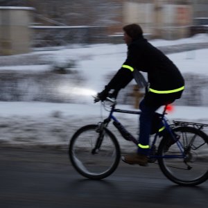 osvětlený cyklista