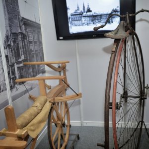 Vpravo nejstarší exponát v expozici Praha cyklistická včera a dnes