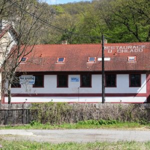 Uzavřená restaurace U Chladů naproti nádraží Zbraslav