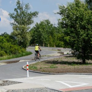 Jezdec na kole na nové cyklostezce