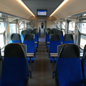 Modernizovaný osobní vůz Bdmtee267 nabízí mnohem více místa a méně sedaček