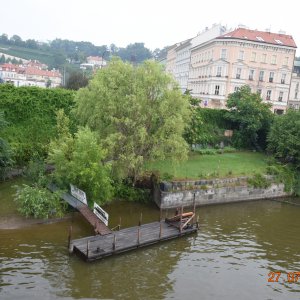 Severní část západního předpolí Mánesova mostu