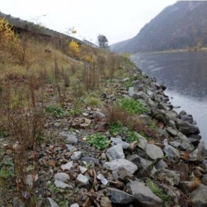 Cyklotrasa Lahovice - Strnady - sypaná navigace z lomového kameniva (současný stav)